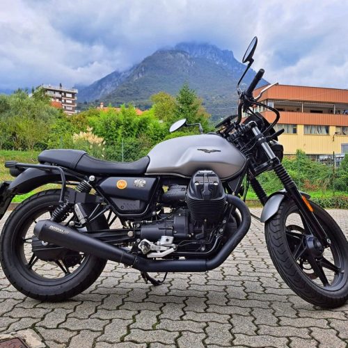 Scarichi Short in finitura nero opaco specifici per Moto Guzzi V7 850 Euro5