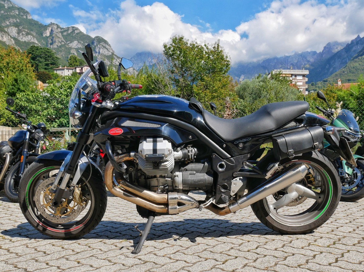 Scarico Short in finitura satinata specifico per Moto Guzzi Griso 850, 1100 e 1200 8V