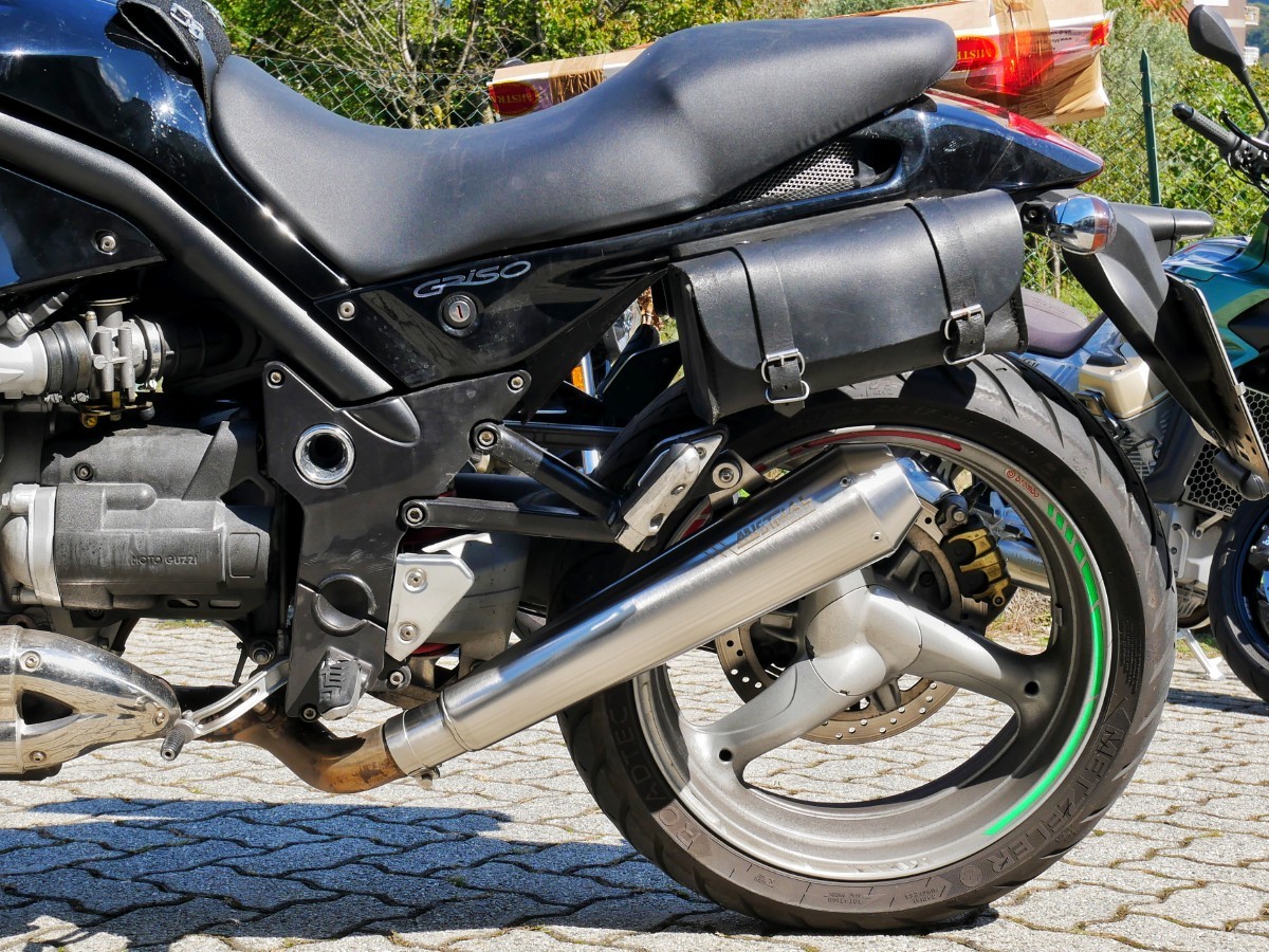 Scarico Short in finitura satinata specifico per Moto Guzzi Griso 850, 1100 e 1200 8V