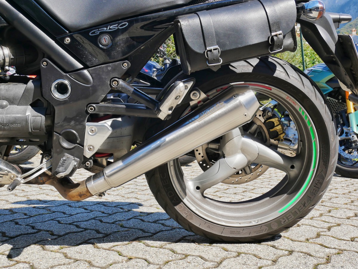 Scarico Short in finitura satinata specifico per Moto Guzzi Griso 850, 1100 e 1200 8V