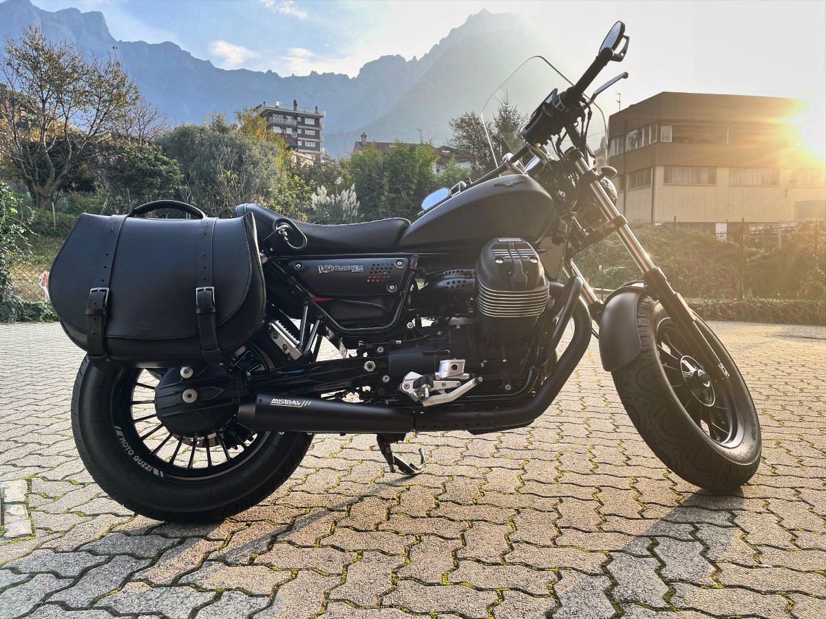 Scarichi Short in finitura nero opaco per Moto Guzzi V9 Roamer e V9 Bobber Euro 4