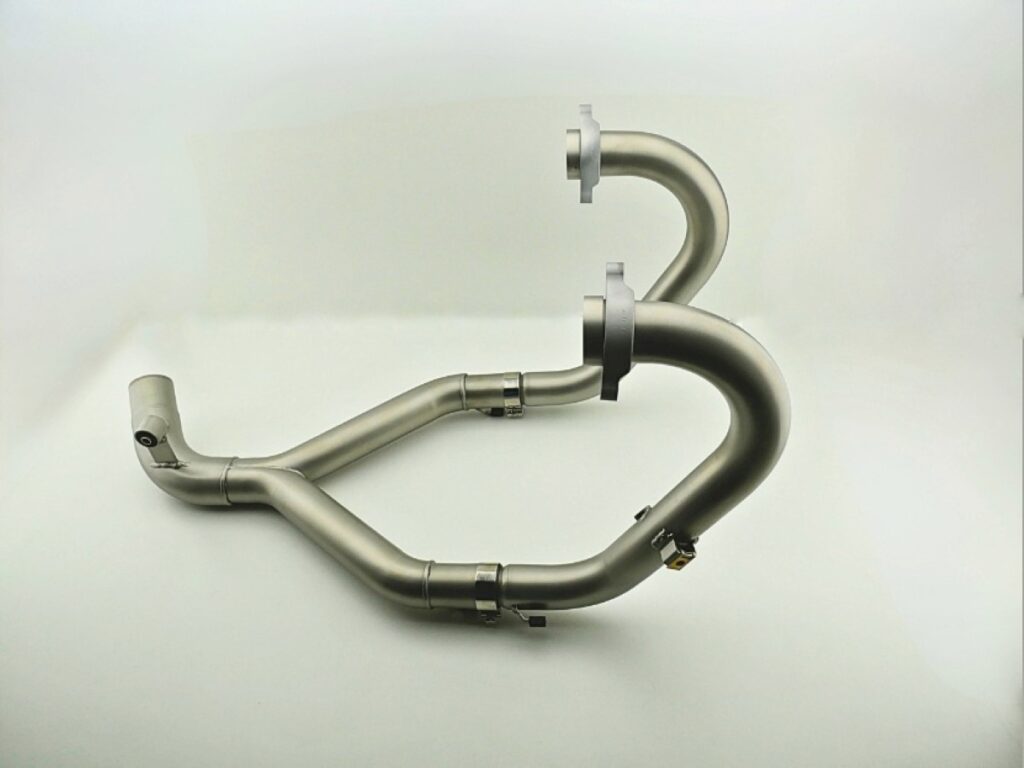 Kit compensatore e collettori per Moto Guzzi V85TT E5+