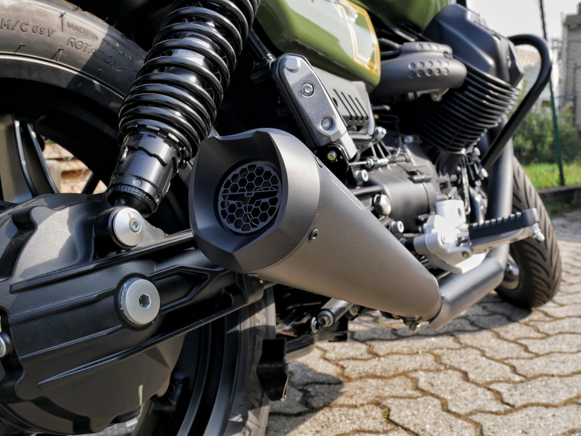 Scarichi Short Avion S in finitura nero opaco specifici per Moto Guzzi V7 850 Euro 5